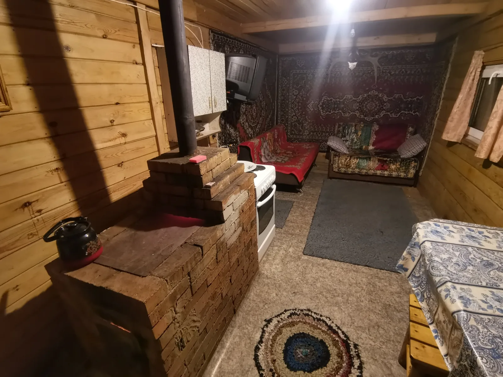 Печь и спальные места в домике №4